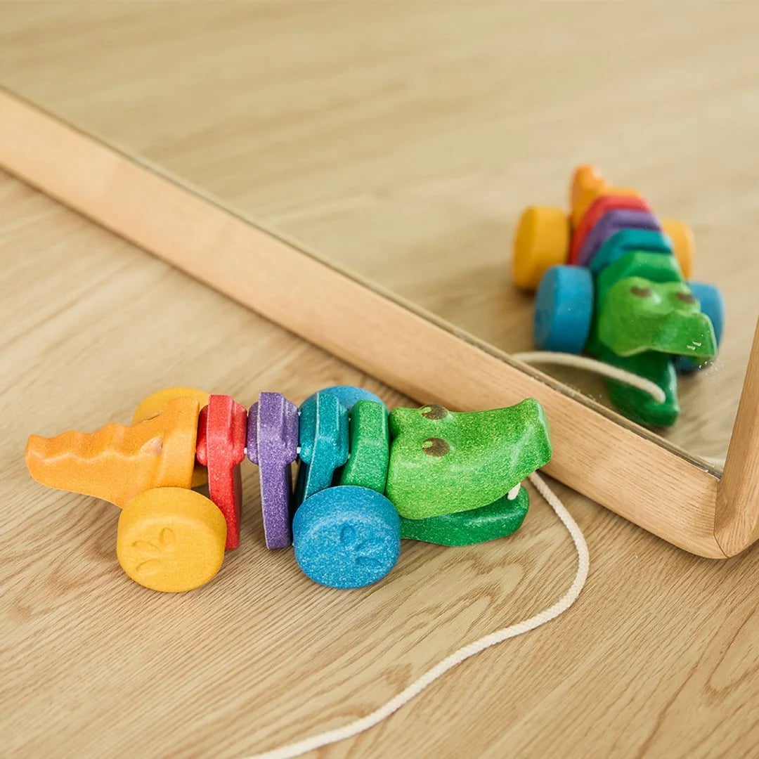 Aligator PlanToys przy lustrze