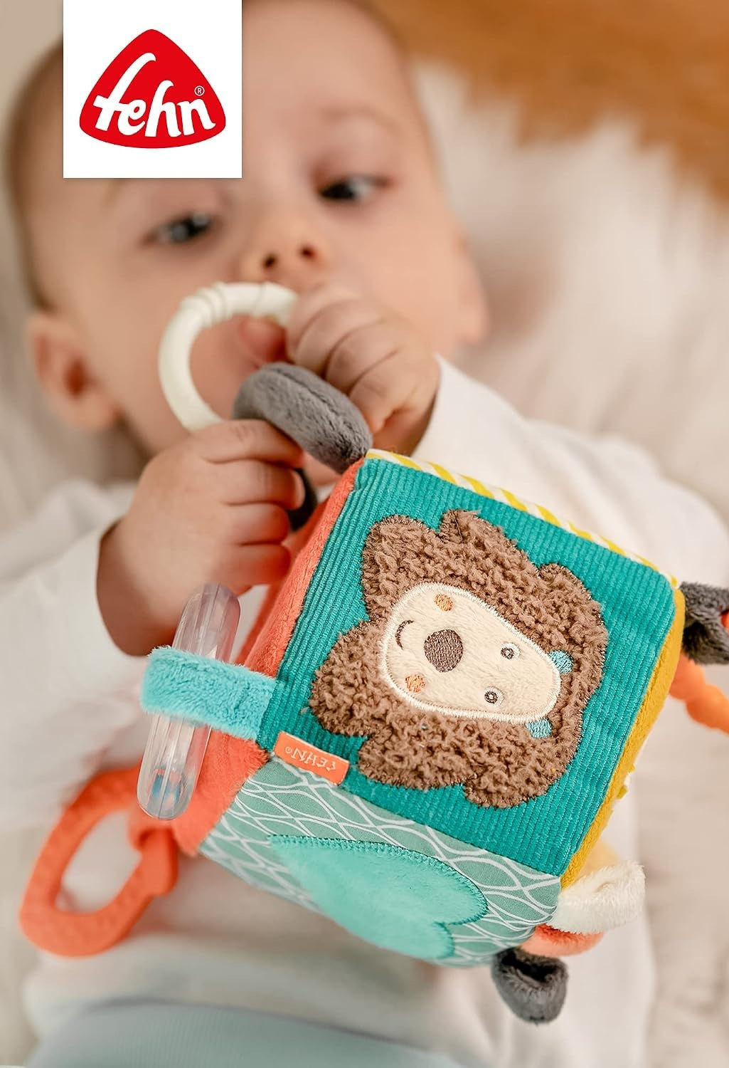 FEHN Activity Cube pluszowa zawieszka kostka z grzechotką 10 x 10 cm – zdjęcie 4