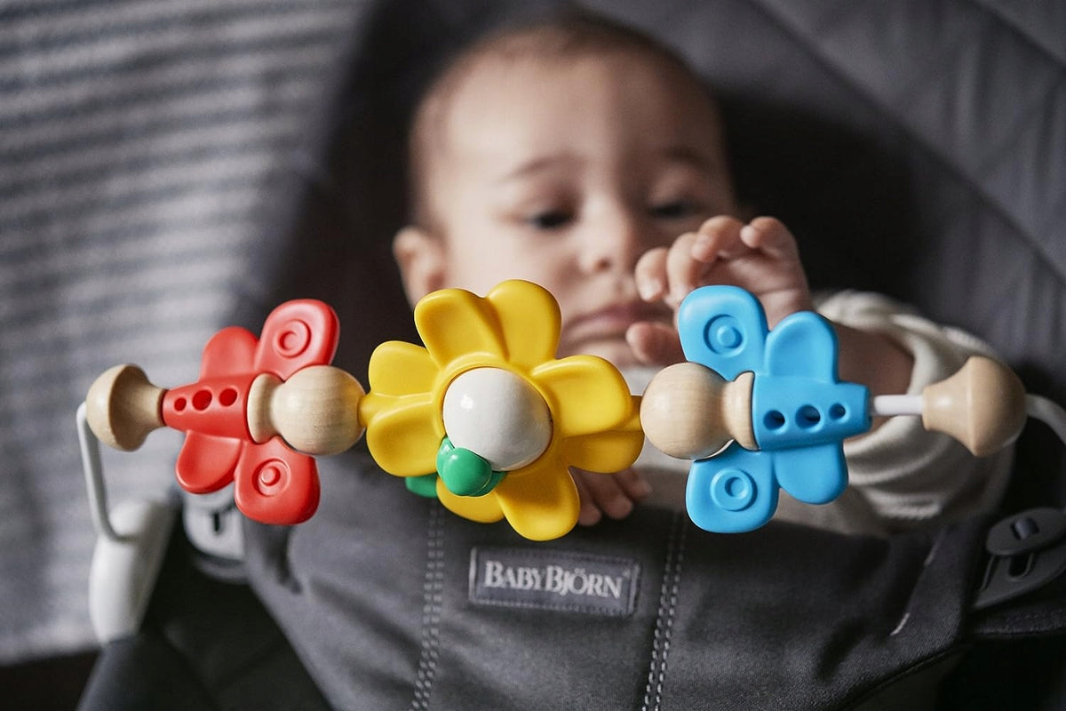 BABYBJORN Flying Friends bară din lemn și plastic pentru balansoar 31 cm