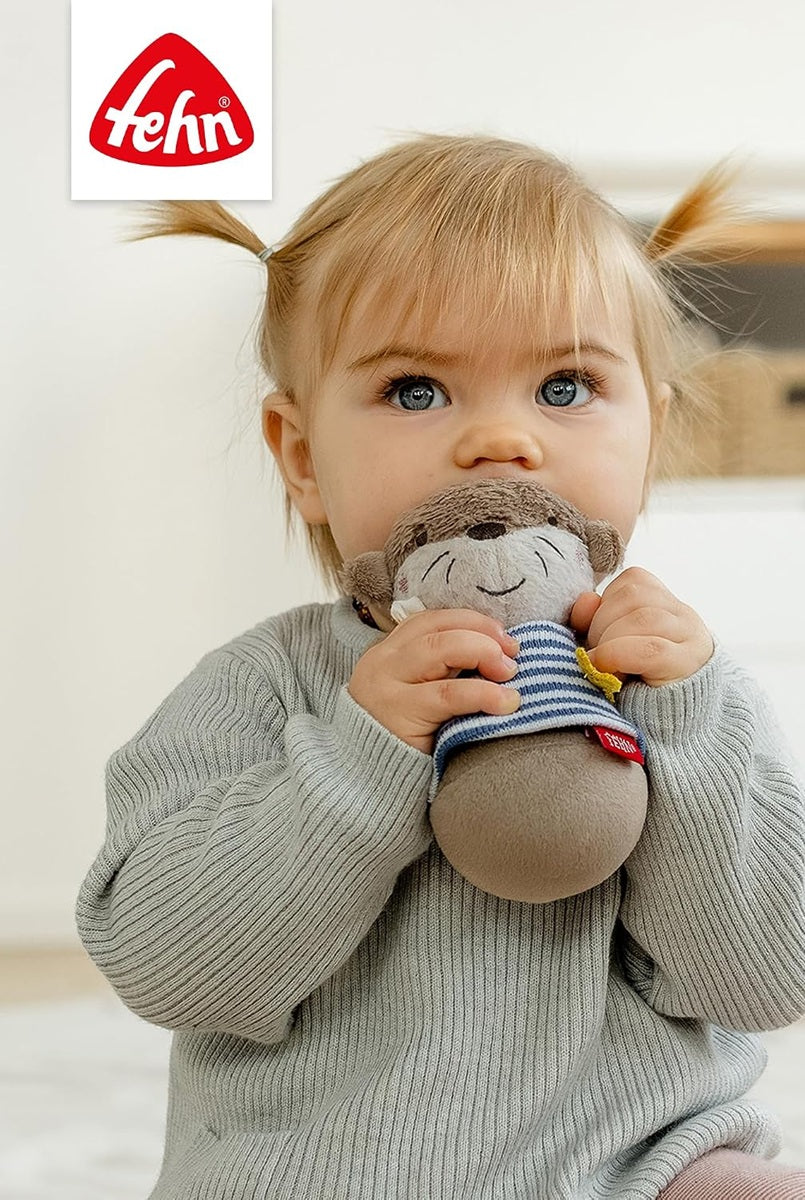 FEHN Stehaufspielzeug OTTER, kippsicheres Spielzeug mit Rassel, 15 cm – Produktfoto 5