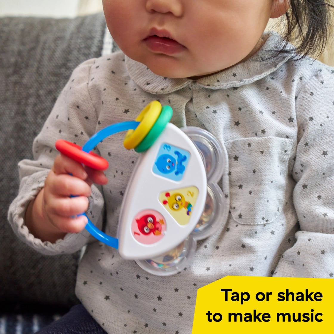 Zdjęcie poglądowe Baby Einstein Small Symphony – dziecko trzymające tamburyn