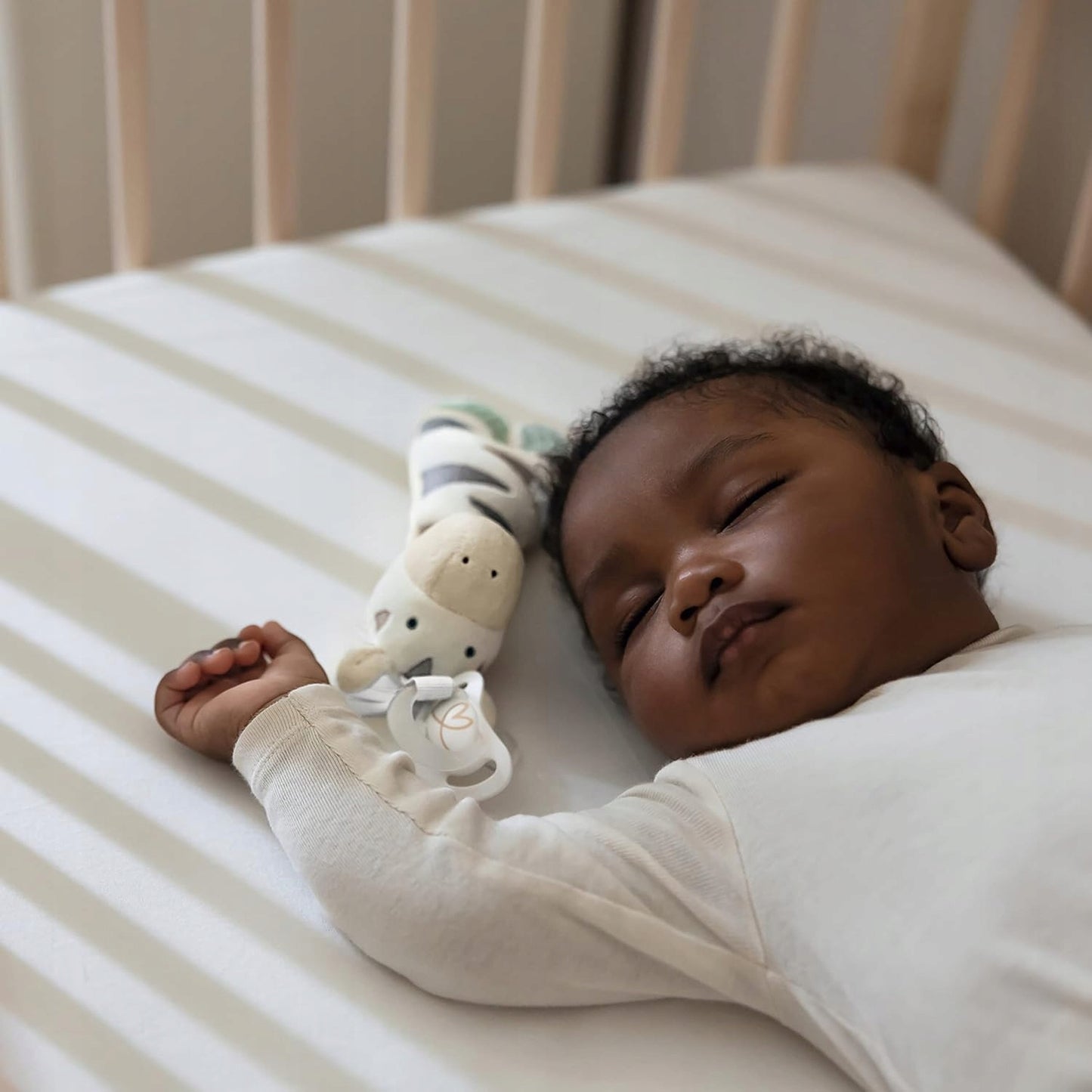 NUK Little Friend smoczek uspokajający z przytulanką ZEBRA 0-6 m – zdjęcie produktu 4