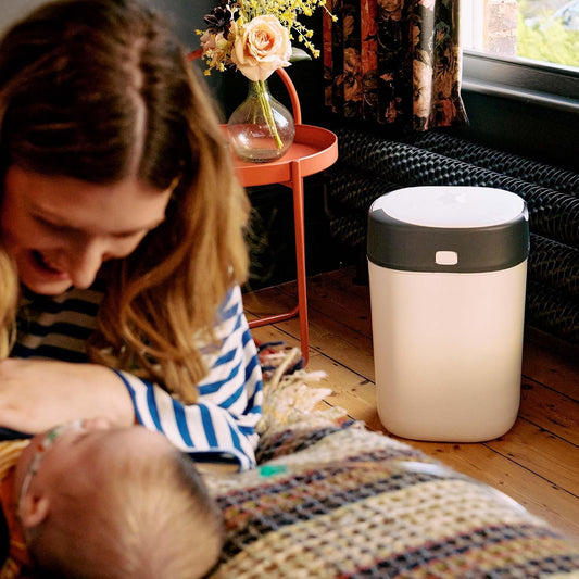 Biały kosz Tommee Tippee Twist & Click przy przewijaniu dziecka