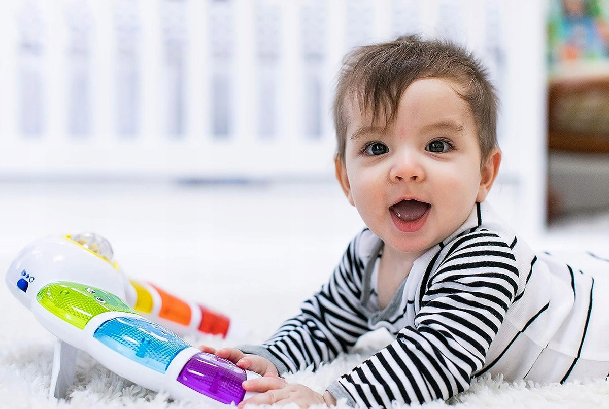BABY EINSTEIN panel świetlny z grzechotką, melodiami i słowami w 3 językach. Dla dziecka 3 m+, biały, z podświetlanymi przyciskami.