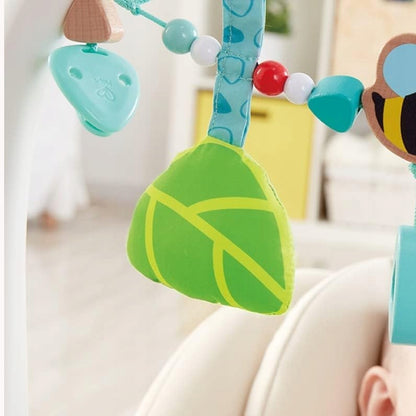 HAPE дървена висяща играчка-верижка за количка TRZMIEL 39,5 cm