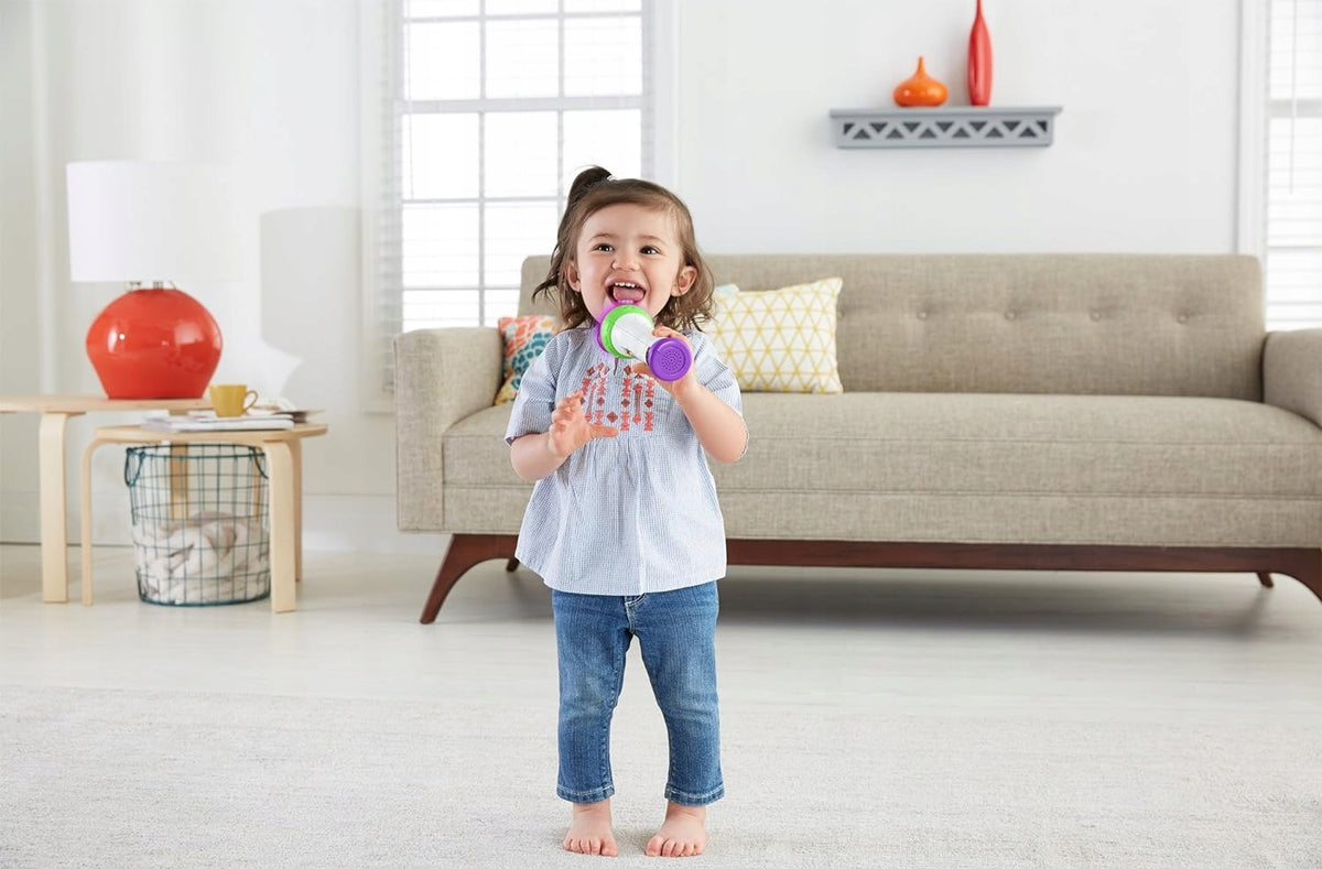 FISHER-PRICE FBP32 interaktywny mikrofon dla dzieci JĘZYK NIEMIECKI, dziewczynka śpiewa w domu