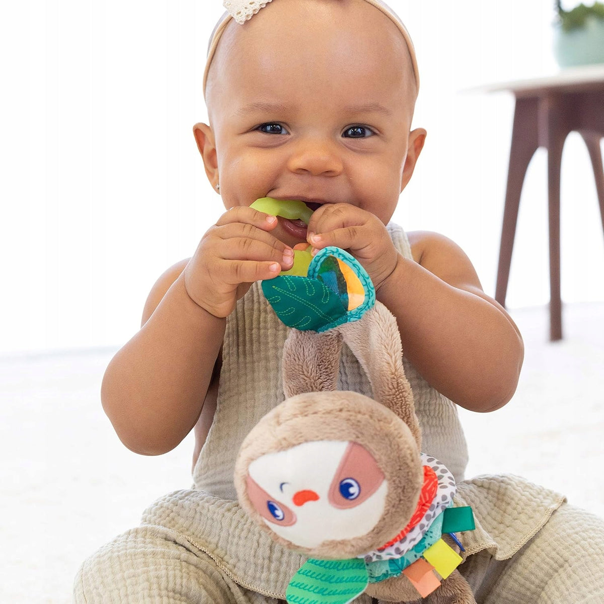 INFANTINO zawieszka z gryzakiem i pozytywką LENIWIEC - pluszowa zabawka dla niemowląt 0+