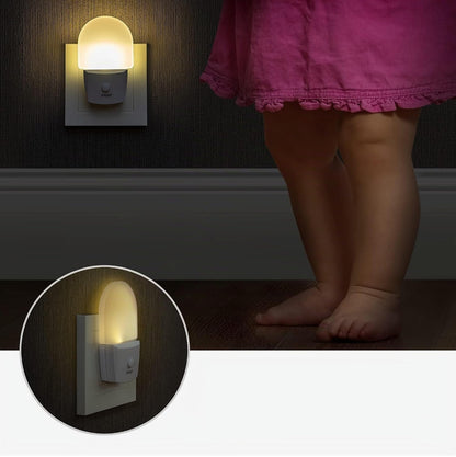 REER NightGuide lampada notturna LED da presa con interruttore 6 x 9,5 cm