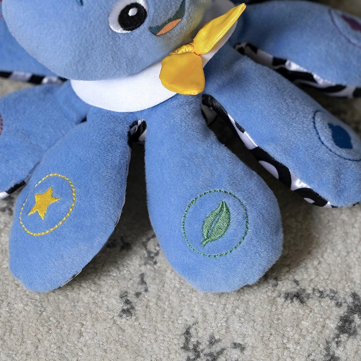 BABY EINSTEIN muzyczna ośmiornica J. ANG FRA HISZ. niebieska pluszowa zabawka z melodiami i kolorowymi mackami