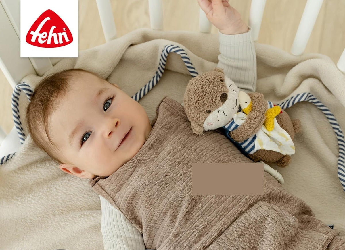 FEHN pluszowa zawieszka z pozytywką WYDRA 17 cm kołysanka Brahms'a przytulanka dla niemowląt do wózka i łóżeczka