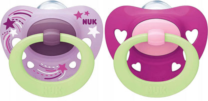 NUK SIGNATURE NIGHT smoczek uspokajający x2 6-18msc różowy, świecący w ciemności, silikonowy, BPA i BPS free