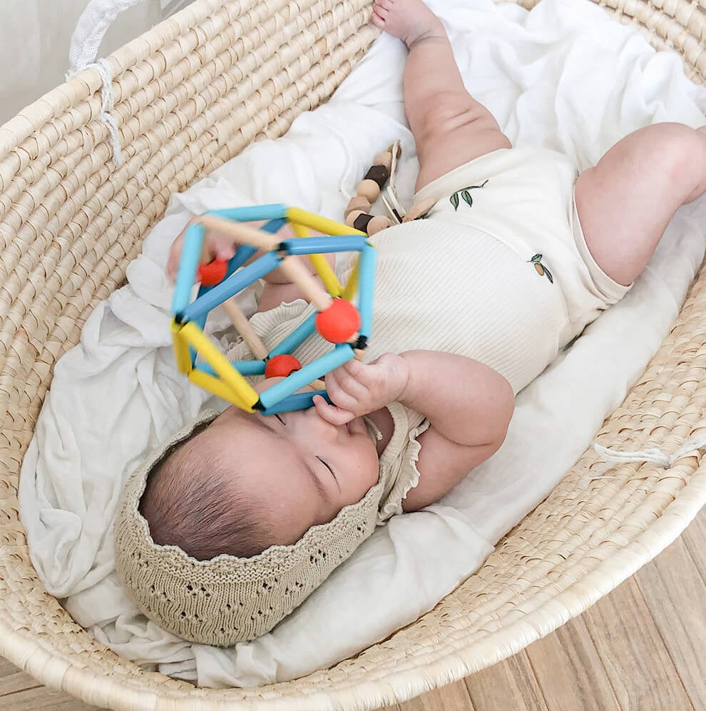 BLUE RIBBON drewniany chwytak grzechotka 13 cm – zdjęcie produktu 3