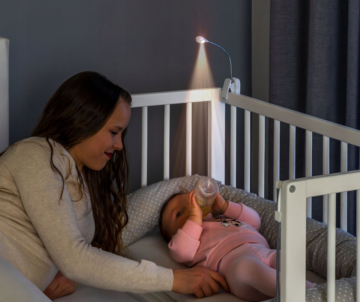 REER Mummy&Me lampka nocna LED z elastyczną szyjką na klips – biały wysokość całości 29 cm baterie 3 x AAA (brak w…