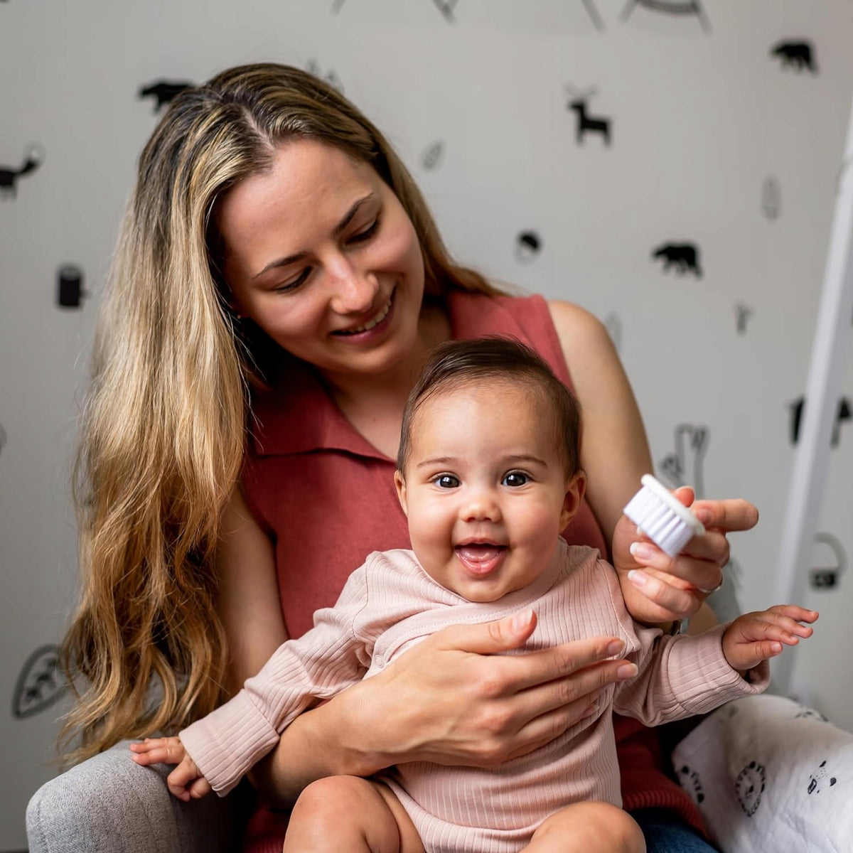 TOMMEE TIPPEE CareProtect zestaw do pielęgnacji dziecka 9 elementów + etui, mama czesze niemowlę