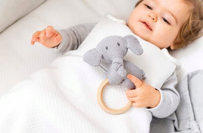 NATTOU bawełniano-drewniany chwytak gryzak z grzechotką SŁOŃ TEMBO 15 cm – zdjęcie produktu 2