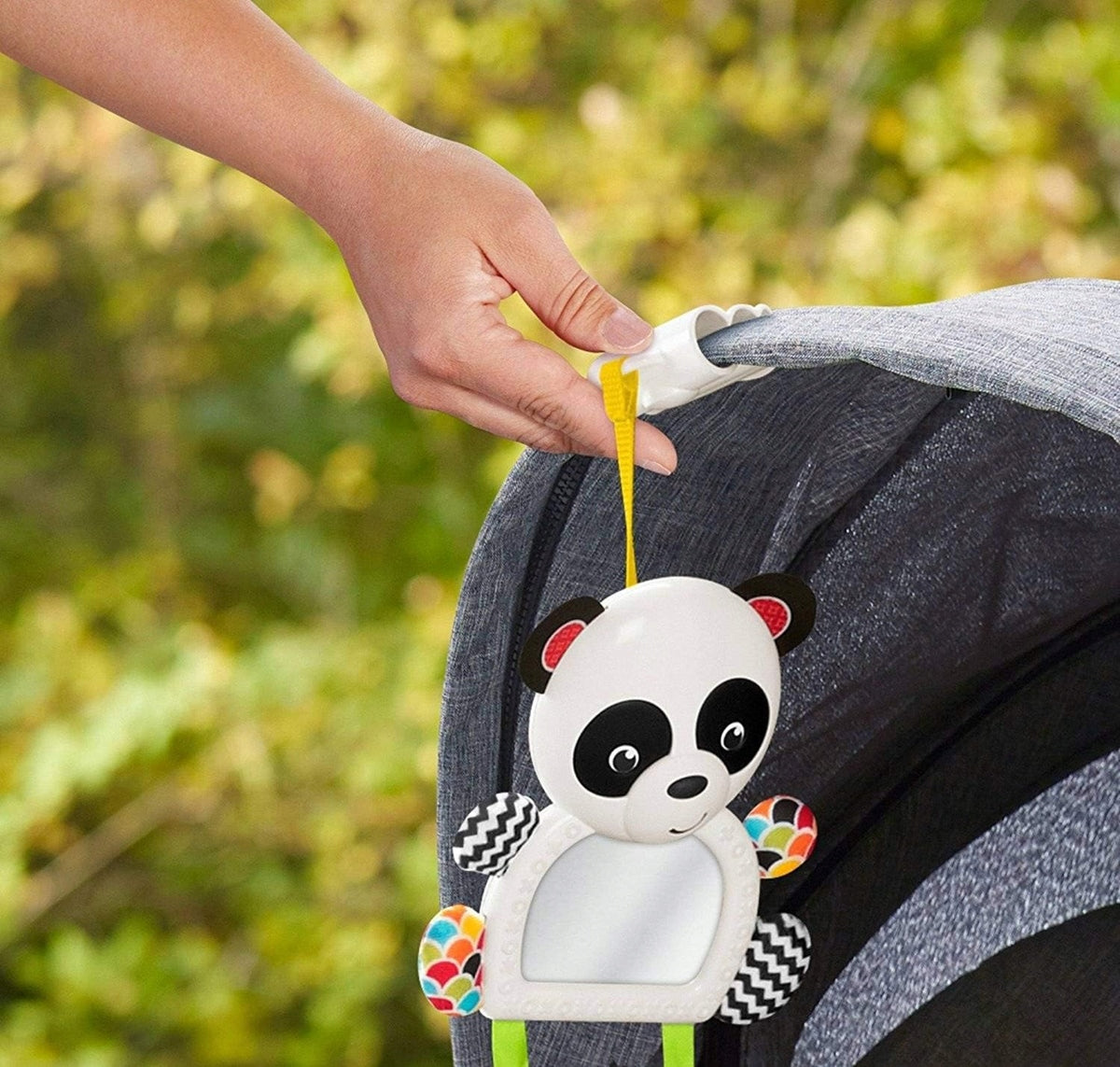 FISHER-PRICE FGH91 Kinderwagen- und Babysitz-Anhänger mit Rassel, 37 cm, PANDA – Produktfoto 3