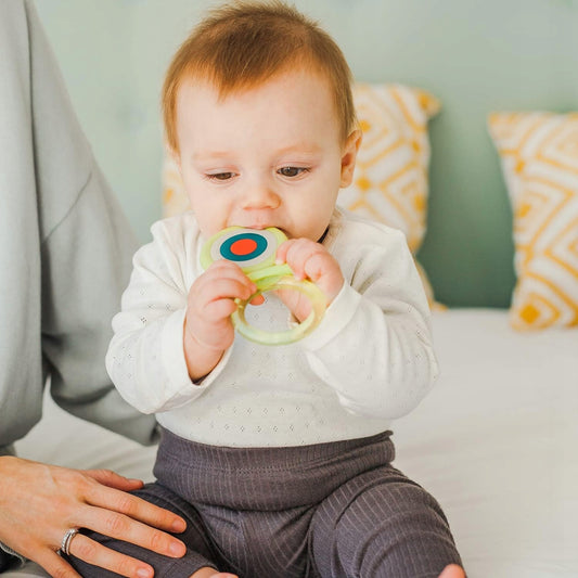 SUAVINEX gryzak chłodzący i masujący 4 m+ MOTYL