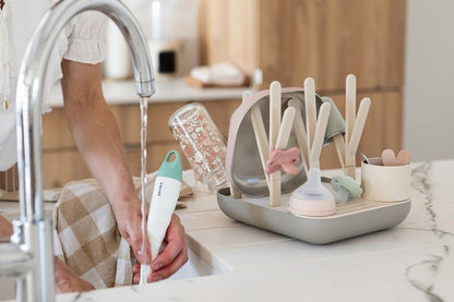 Suszarka BÉABA Forest Argile przy zlewie w kuchni