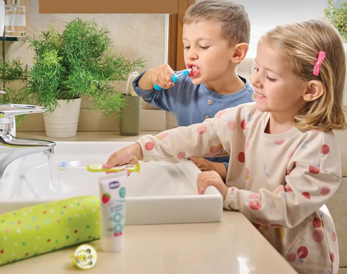 Set CHICCO periuță de dinți cu ventuză și pastă de dinți cu aromă de căpșuni + etui