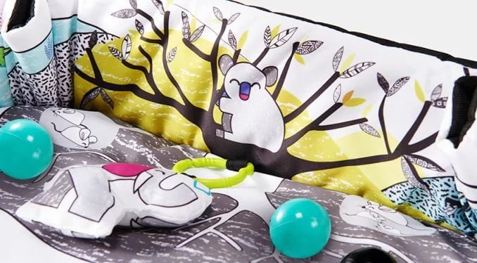 Kinderkraft Smartplay — zbliżenie podniesionego brzegu i wnętrza maty