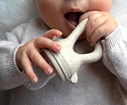 BABYLEDO gryzak podajnik na owoce dla dzieci 4 m+ – zdjęcie produktu 3