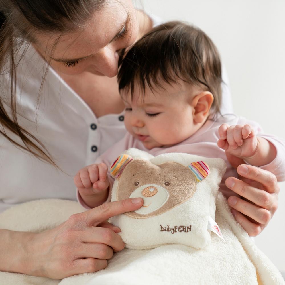 Fehn Rainbow Teddy borsa termica con noccioli di ciliegia 16 cm