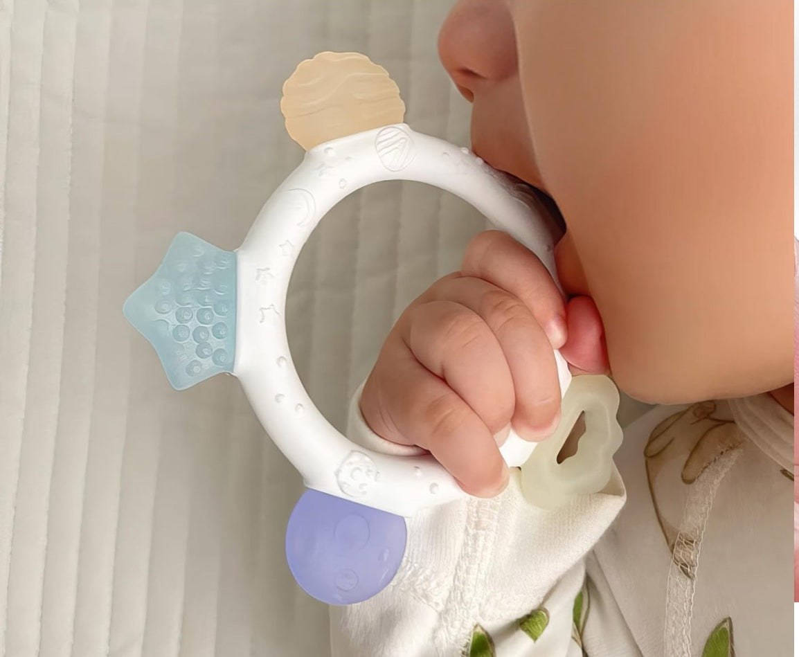 AKOLIK ultra zachte siliconen bijtring masserend 9,5 cm 3 m+