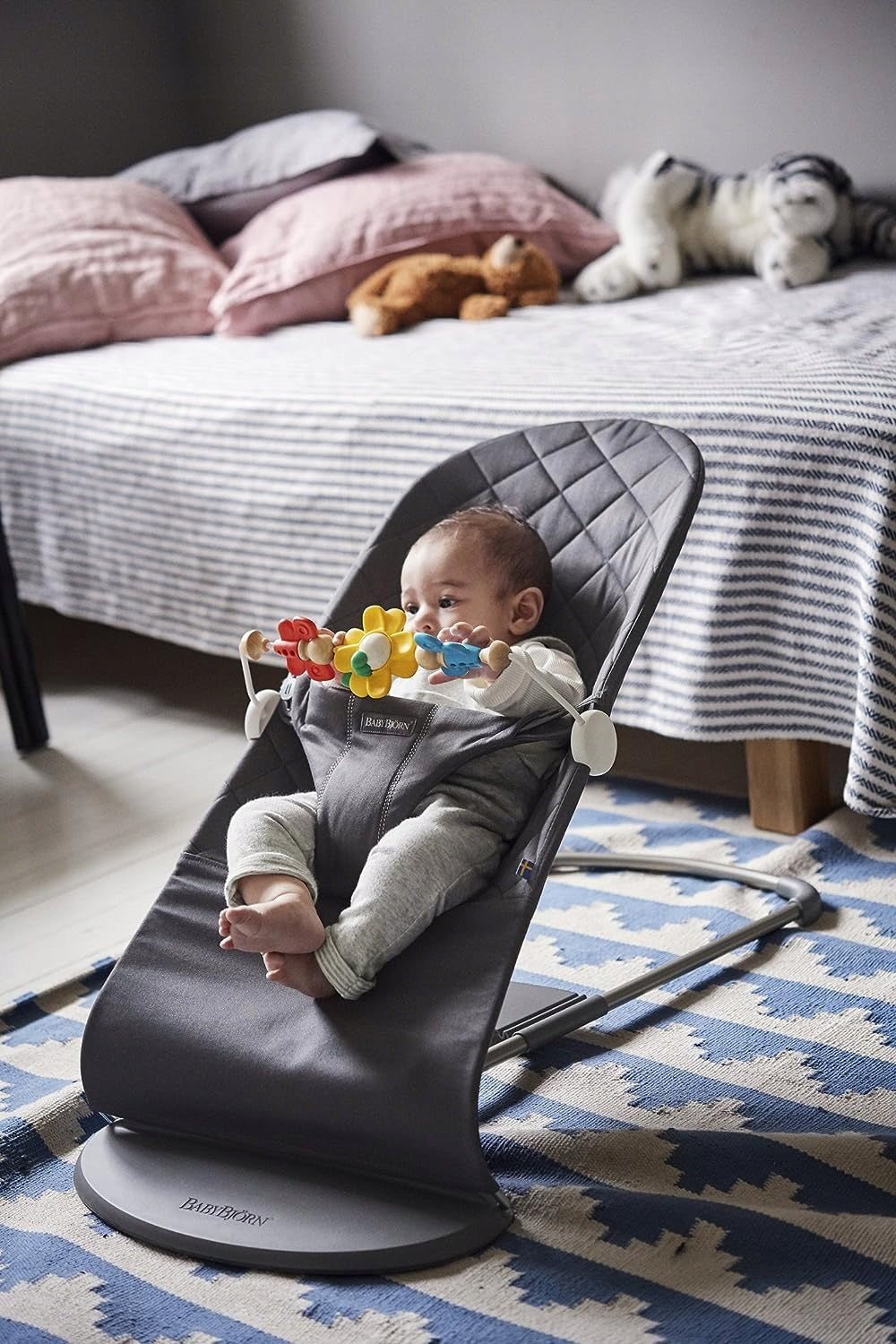 BABYBJORN Flying Friends bară din lemn și plastic pentru balansoar 31 cm