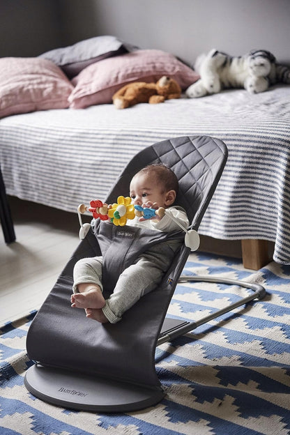 BABYBJORN Flying Friends bară din lemn și plastic pentru balansoar 31 cm